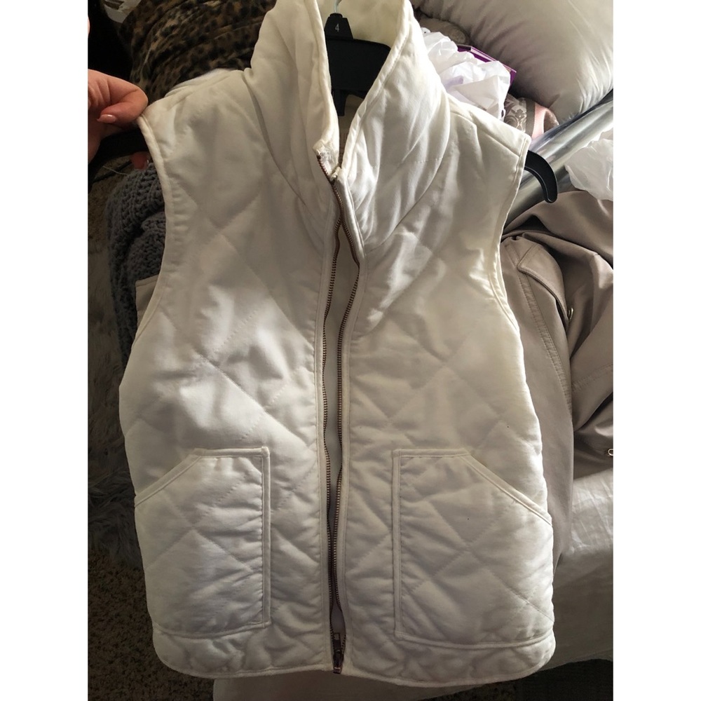 Pink Lily white quilted vest - Picture 2 of 3